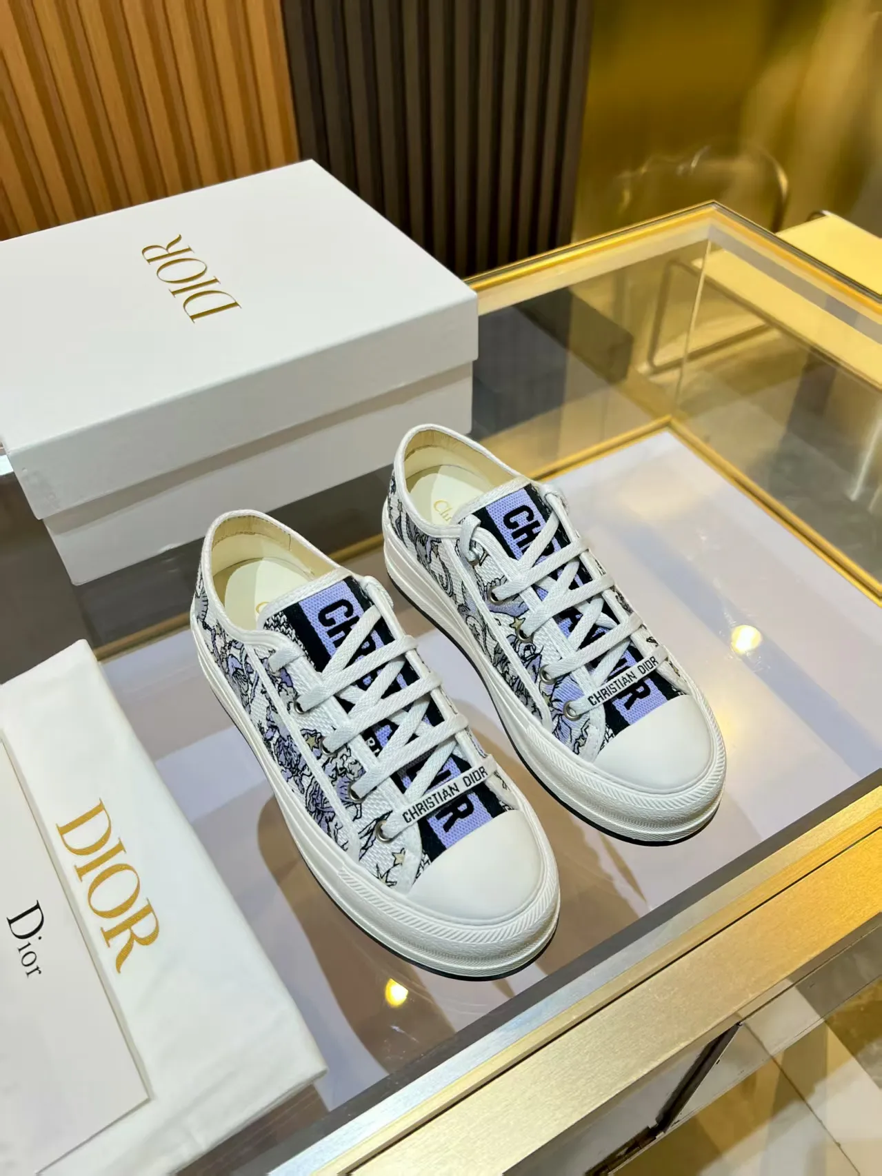 👟👟Ex-factory price 520👟👟 Walk‘n’Dior embroidered mid-top casual shoes are new in 2025. On the fashion stage, Dior embroidered shoes are the well-deserved protagonist. Delicate stitching is used on the upper, every stitch is devoted to the craftsman's efforts, and every thread is woven with artistic poetry. From complex floral patterns to smart geometric textures, embroidery is like the magic that gives shoes life, allowing them to show dynamic beauty even in static conditions.   Wearing Dior embroidered shoes feels like stepping into a dream world full of art. It is not only a pair of shoes, but also a walking piece of art that perfectly integrates fashion and culture. Whether you are strolling on the bustling city streets or attending important social occasions, Dior embroidered shoes can add unique charm to your style and become the focus of everyone's attention.   Choosing Dior embroidered shoes means choosing a persistent pursuit of quality and a unique understanding of fashion. Let it accompany you through every wonderful moment and leave your own fashion mark.  Material: Sheepskin lining, feet, silk cowhide, size 35-41, heel height 5cm